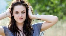 Primul pictorial topless al lui Kristen Stewart. Actrita a renuntat la inhibitii si s-a lasat fotografiata fara sutien