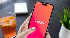 El este cel mai „swipe-uit” bărbat de pe aplicațiile de dating! „Mr. Tinder” a ascuns timp de 14 ani că poartă perucă: „Dacă o femeie încerca să-mi treacă mâna prin păr...”