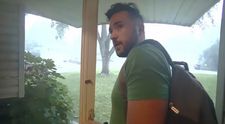Un tată a fost la un pas de a fi lovit de fulger. A vrut să iasă din casă, dar fiul l-a oprit