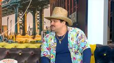 El este sosia lui Bobiță din Las Fierbinți. Marius visează să joace celebrul serial de comedie