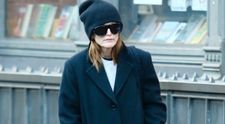O recunoști? E una dintre cele mai iubite actrițe de la Hollywood și printre puținele care au ales să îmbătrânească natural, fără Botox și operații estetice