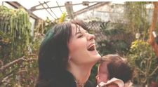 O adolescentă, care nu știa că e gravidă, a născut singură, în compania unui câine. Ce a făcut animalul de companie
