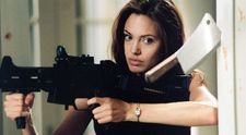 Angelina Jolie vrea sa isi recupereze statului de sex simbol. Vezi aparitia ei ravasitoare din Cambogia
