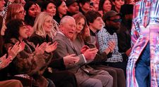 Ce făcea regele Charles, în timp ce fratele lui era în arest. Cum a fost surprins, pe o pernă aurie, la un eveniment monden din Londra