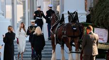 A venit, a pozat, a dispărut! Motivul pentru care Melania Trump i-a înfuriat pe americani la ceremonia bradului de Crăciun