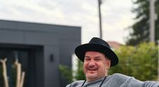 Adi de la Vâlcea este în al nouălea cer! Nora artistului a născut gemeni: „Mi-au venit nepoții acasă”