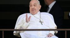 Cum arată „femeia cu flori galbene” care i-a atras atenția Papei Francisc. Ce a spus în momentul în care a văzut-o în mulțime: „Brava!”