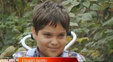 Povestea emoționantă a lui Eduard, un băiețel de opt ani imobilizat în scaun cu rotile pe viață