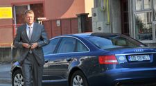 O mașină de protocol folosită de Klaus Iohannis când era primarul Sibiului a fost scoasă la licitație. Care este prețul de pornire