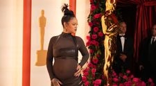 Rihanna, cel mai îndrăzneț look de la Premiile Oscar: și-a etalat burtica atât pe covorul roșu, cât și pe scenă