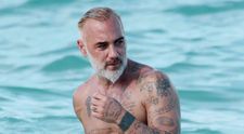 Gianluca Vacchi, inconjurat de brunete topless. Cum a fost surprins in Miami, cand nu se astepta sa fie pozat