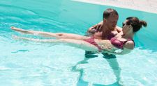 Dana și Adrian, momente de tandrețe la piscină. „Par îndrăgostiți la prima vedere”