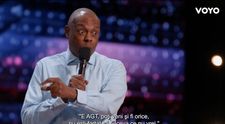 Un actor celebru din “Academia de Poliție” a ridicat toți jurații în picioare la America’s Got Talent