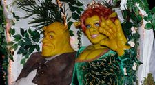 Cel mai elaborat costum de Halloween. Ce vedetă superbă s-a ascuns în spatele lui