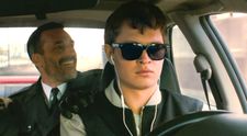 „Baby Driver” – povestea șoferului care își ascunde durerea în muzică, dar nu poate scăpa din lumea interlopă, acum pe VOYO