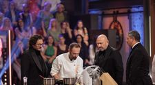 Finala MasterChef România, 16 decembrie 2025. Proba felului principal le-a dat mari bătăi de cap concurenților. Preparatul lui Florentin Drăgoiu le-a atras încă din prima clipă atenția chefilor, dar nu așa cum a sperat: „A pornit-o greșit”