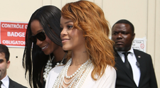 Rihanna, aproape goala la o prezentare Chanel. Cantareata a avut parte de un incident vestimentar pe care l-a mascat cu greu