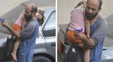Povestea tatalui care vinde pixuri pe strada pentru a le oferi copiilor sai o viata mai buna. Imagini emotionante