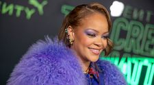 Rihanna, apreciată pentru o nouă apariție de top. Îmbrăcată în violet, cântăreața a atras toate privirile la o petrecere