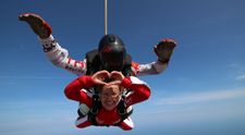 (P) S-a deschis sezonul de parașutism la mare! Adrenalină și senzații tari pe litoral cu TNT Brothers