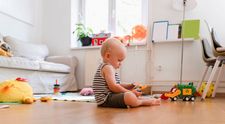 Sfârşit tragic pentru o fetiță de nici 2 ani! Copila a murit după ce a rămas prinsă într-o canapea extensibilă