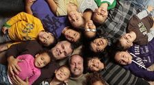 Un cuplu de homosexuali creste 12 copii adoptati! Afla cum se descurca!