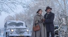 Mulți au glumit pe seama lui, spunând că „i-a furat” mustața lui Pedro Pascal. În realitate, este noul look al lui Leonardo DiCaprio pentru filmul în care joacă alături de Jennifer Lawrence