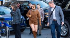 În pantaloni scurți de lână și cizme până la genunchi! Așa a apărut Jennifer Lopez  la proiecția noului film produs de Ben Affleck