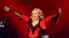 Cum s-a pozat Madonna în ciuda zvonurilor că și-ar fi pus implanturi fesiere 