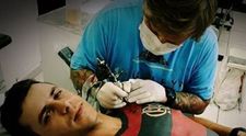 Un barbat si-a tatuat complet bustul si spatele cu emblema si culorile echipei preferate de fotbal