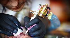 Cum arata pielea dupa eliminarea unui tatuaj cu ajutorul laserului. Imaginile sunt virale