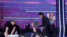Românii au talent, 23 ianuarie 2026. Chirag Lukha, shaolinul care a susținut demonstrații de arte marțiale în fața Familiei Regale din Dubai, i-a băgat în sperieți pe jurați cu momentul său. Legat la ochi și cu fața acoperită, a creat un număr spectaculos: „Va trebui să votez, deși nu știu prin ce am trecut”