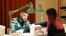 Bărbatul care și-a lăsat jobul de sudor la uzină pentru a lucra într-un salon de manichiură. „Mi-am urmat pasiunea”