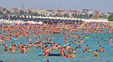 Niciun loc liber pe plajă sau în apă. Imaginile din Eforie fac senzație pe net: “Doamne, ce fain e!”
