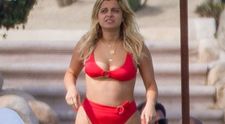 Nu are siluetă de model, dar este mândră de corpul ei. Bebe Rexha, fotografiată la plajă în costum de baie