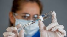 O angajată sanitară din SUA a suferit o reacție alergică gravă la vaccinul produs de Pfizer