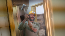 VIDEO Dragoș Bucur s-a dezlănțuit pe șantier: a demolat ce i-a ieșit în cale în casa Domnicăi