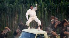 Show absolut la finala Super Bowl cu Bad Bunny, care a adus pe scenă “spuma” lumii latino, de la Pedro Pascal la Cardi B. Lady Gaga și Ricky Martin au cântat alături de el