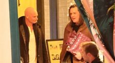 Îl recunoști? Unul dintre cei mai iubiți actori de la Hollywood și-a sărbătorit ziua în avans alături de câțiva amici celebri, iar paparazzii au fost pe fază
