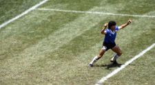 Magia Maradona încă nu s-a stins! Cu ce sumă record a fost cumpărat un tricou al regretatului Diego Maradona