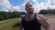 Motivul pentru care un motociclist a fost bătut în mijlocul străzii de un șofer