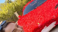 Surpriză neobișnuită de Valentine's Day! Cine este norocoasa care a primit un Ferrari acoperit cu 30.000 de petale de trandafir