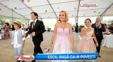 Andreea Esca, o nasa super sexy, intr-o rochie cu un decolteu amplu