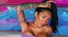 Ruby, apariție senzuală pe iaht. Și-a etalat silueta de sirenă într-un costum de baie îndrăzneț
