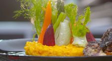 Caracatiță pe grill cu risotto alla milanese și zuppa di pesce