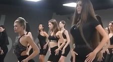 Bărbații la luptă, femeile pe podium. Cum se pregătesc cele mai frumoase rusoaice pentru Miss Moscova 2022