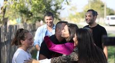 Ion Dejica locuiește într-o casă de chirpici împreună cu fata lui Florentina. Mama i-a părăsit acum 9 ani