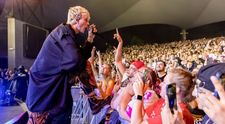 VIDEO Machine Gun Kelly a sărit la bătaie după ce un spectator l-a împins în timpul concertului. Reacția artistului
