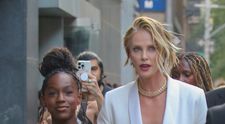 Ea e considerată “cea mai frumoasă femeie din lume”, dar puțini știu cum arată fiica sa adolescenta! Charlize Theron, apariție rară la premiera 