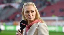 Credea că pupitrul știrilor o acoperă, dar n-a fost așa! Ce au văzut fanii în direct la TV